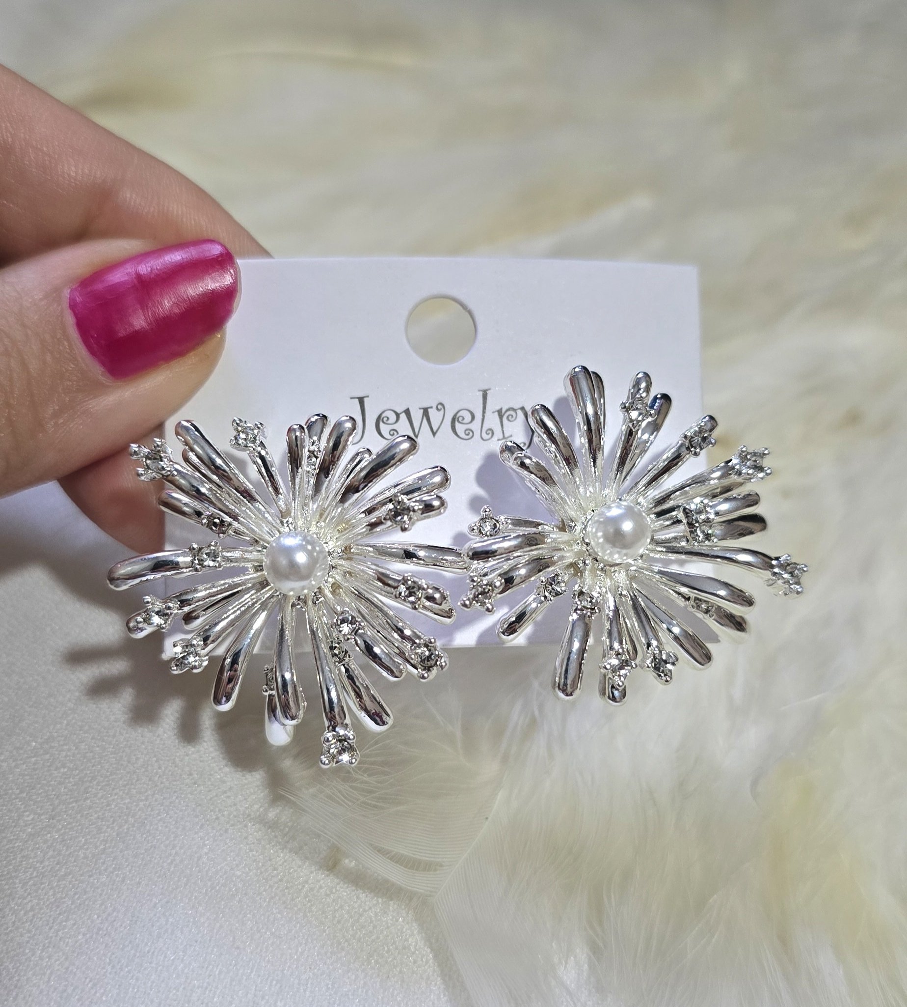 2025/12/1000101712.jpg گوشواره فانتزی طرح گل مرواریدی کد 2069 - Image 1