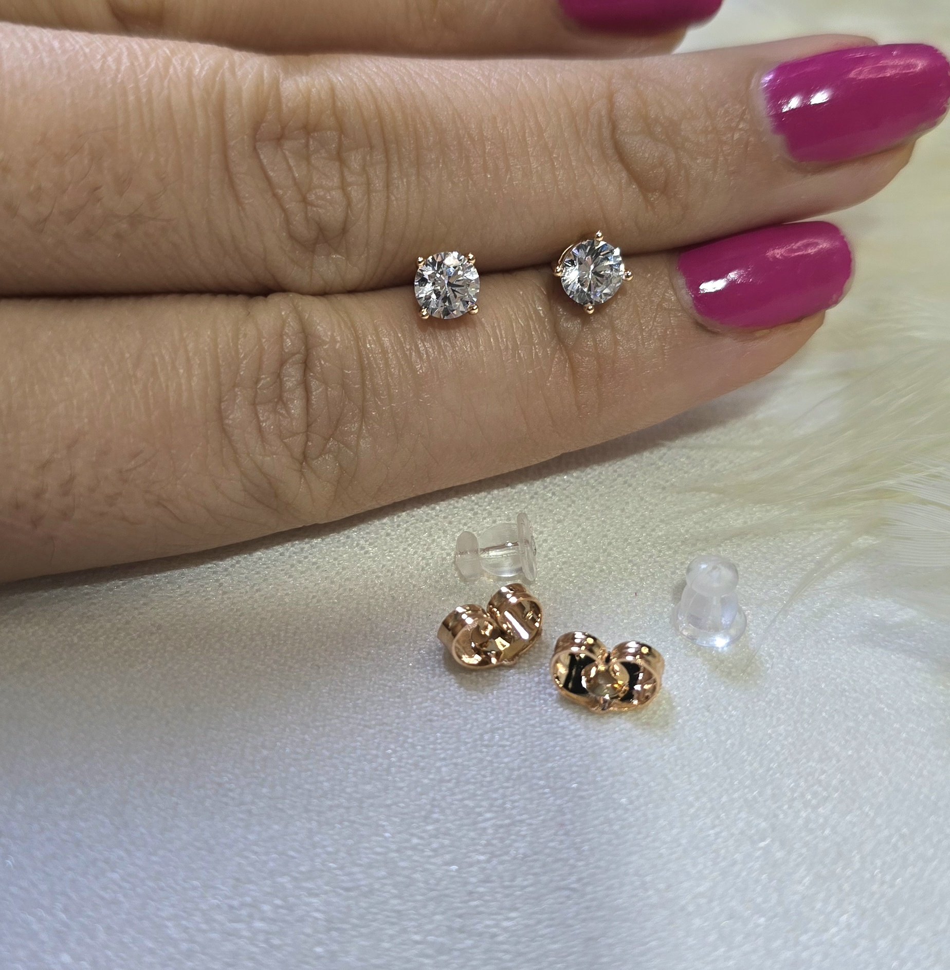 2026/01/1000105555.jpg گوشواره نگین دار میخی کد 2074 - Image 1