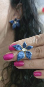 گوشواره گل سورمه ای فشن کد 2091 - Image 4