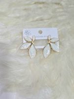 گوشواره گل سفید فانتزی کد 2093